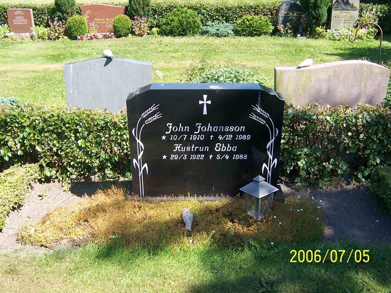 Grave number: 5 J    32, 33