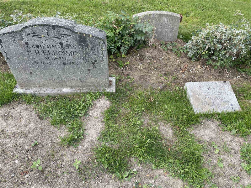 Grave number: 001 1   256