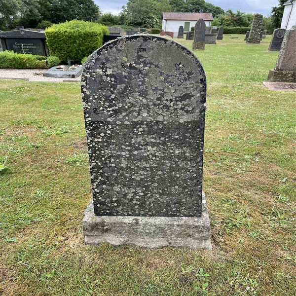 Grave number: L G D    23