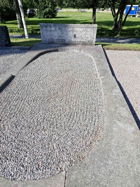 Hautatunnus: 1 VÄSTR 27A