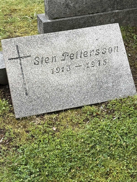 Grave number: SKF D   225