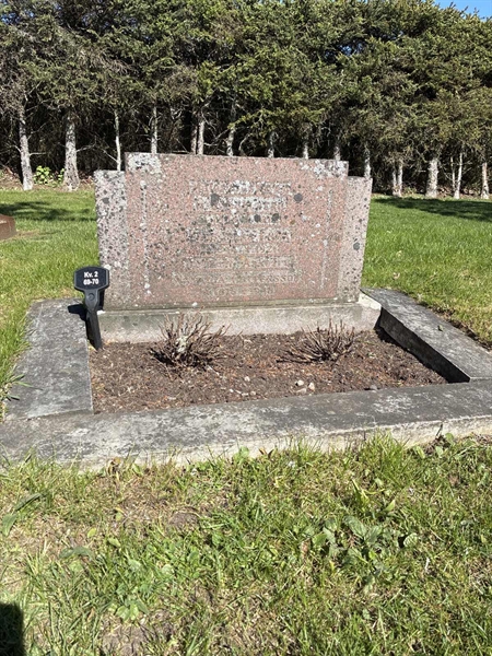 Grave number: 33 2    69-70