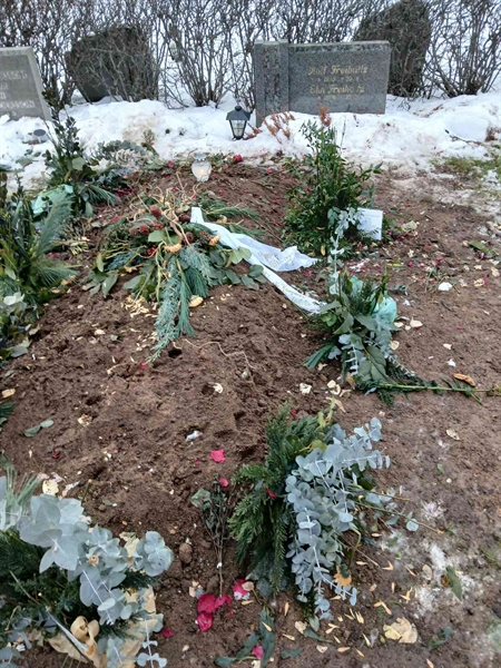 Grave number: 2 10  134, 135