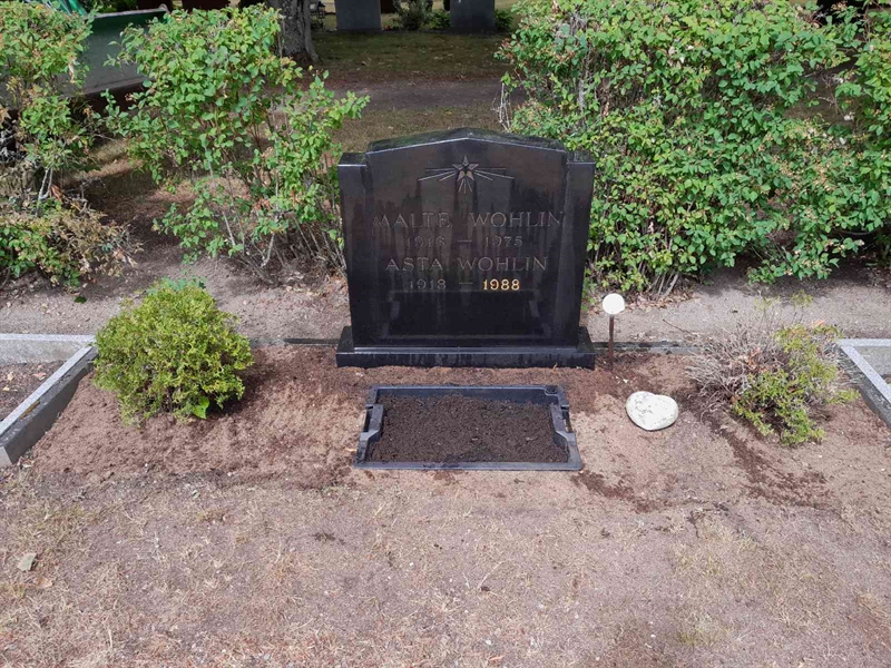 Grave number: TN E   15, 16