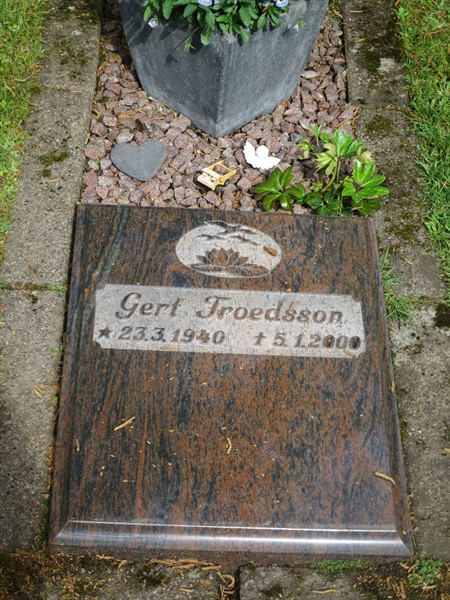 Grave number: HÖB N.UR    16