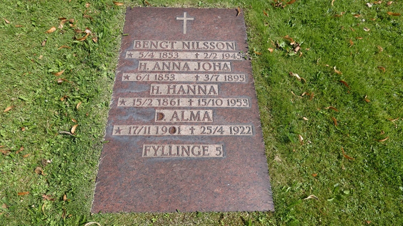 Grave number: SN B    33