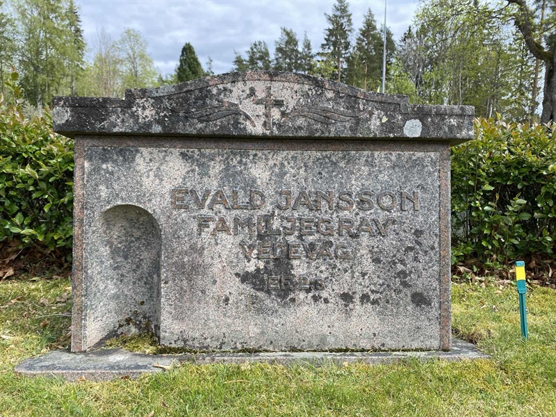 Grave number: 1 04 142, 143