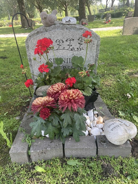 Grave number: H 8    93