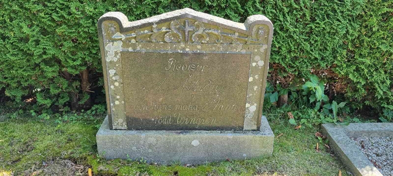 Grave number: LM 3 42  005