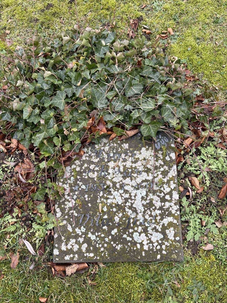 Grave number: L B 90