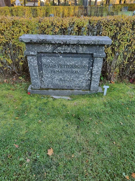 Grave number: 1 18   23