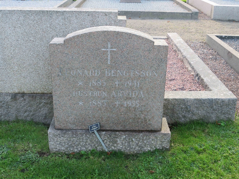 Grave number: 1 03   79