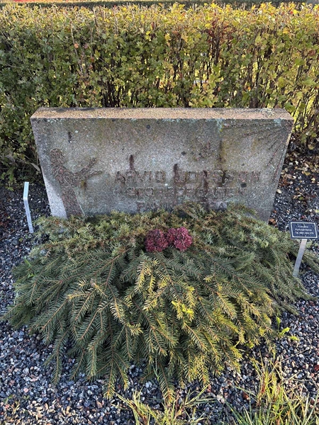 Grave number: 4 N NB    81-82