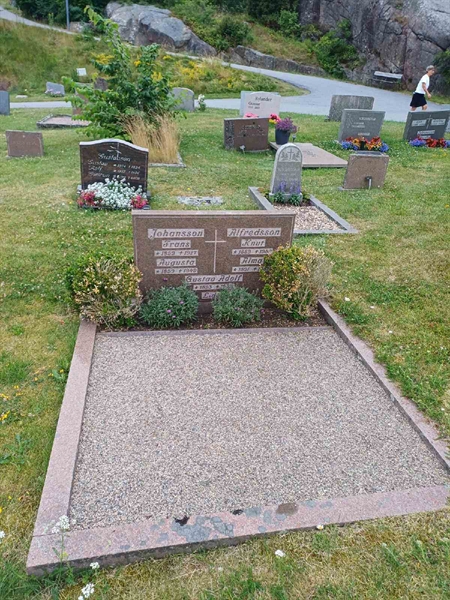 Grave number: F 02   223, 224