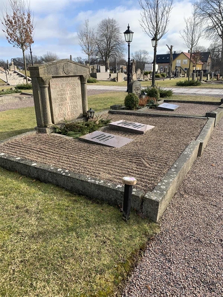 Grave number: SÖ E    78, 79, 80