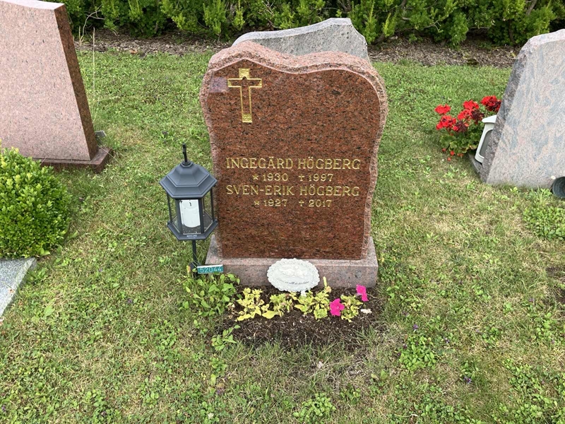 Grave number: R 02    44