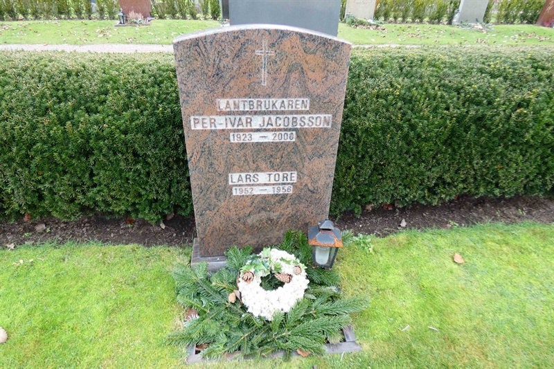 Grave number: TR 3   143
