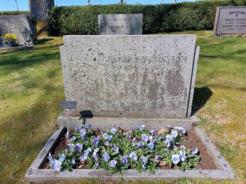 Grave number: HV 33   19, 20