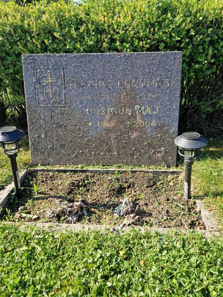 Grave number: 501 24 4869-4871