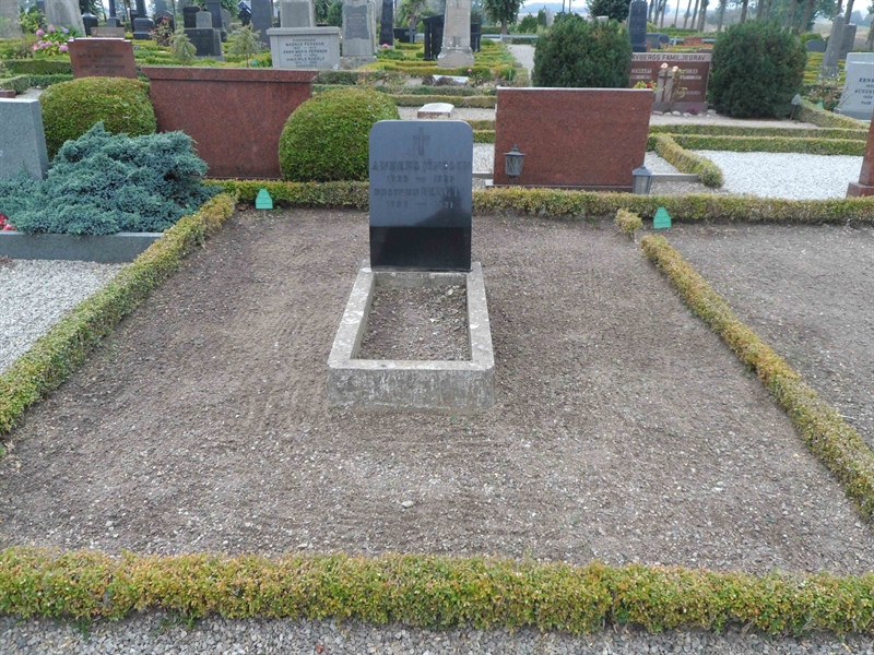 Grave number: ÖT GNK2C    17, 18
