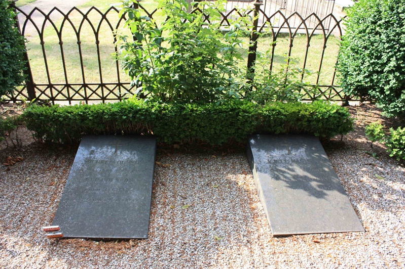 Grave number: Ö 04y    30, 31, 32, 33