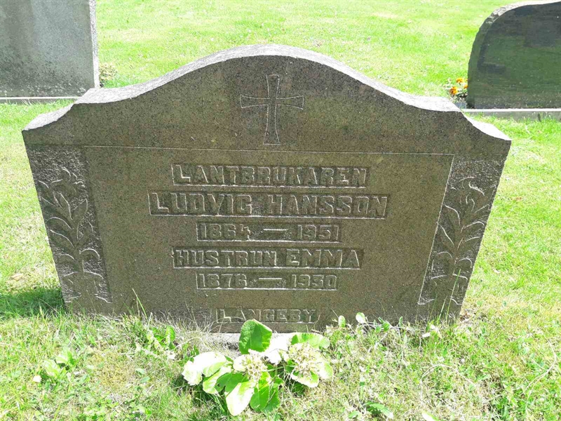 Grave number: TÖ 4   142