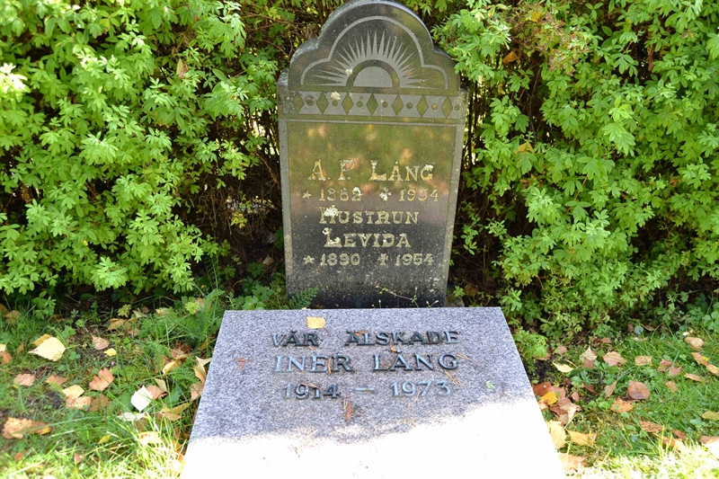 Grave number: 4 B   561