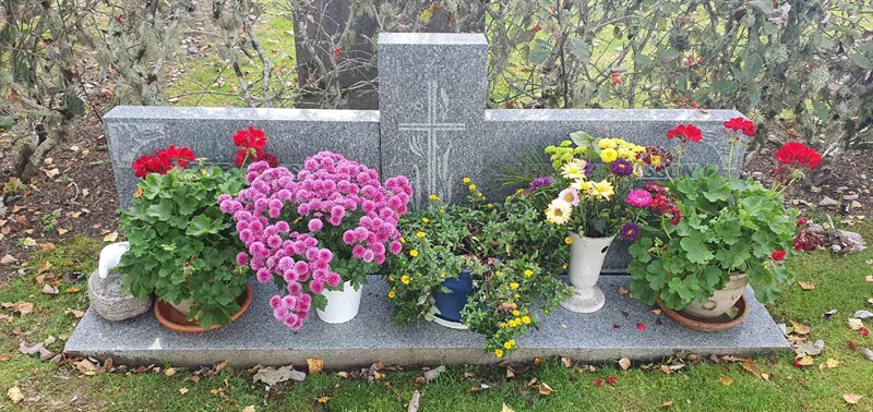 Grave number: N 006  0111, 0112