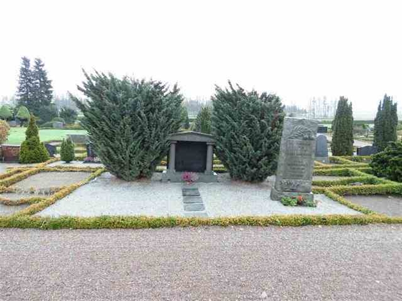 Grave number: VK 1   613-618