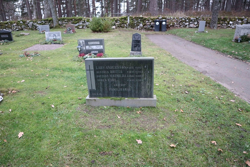 Grave number: Er G 4   104, 105, 106