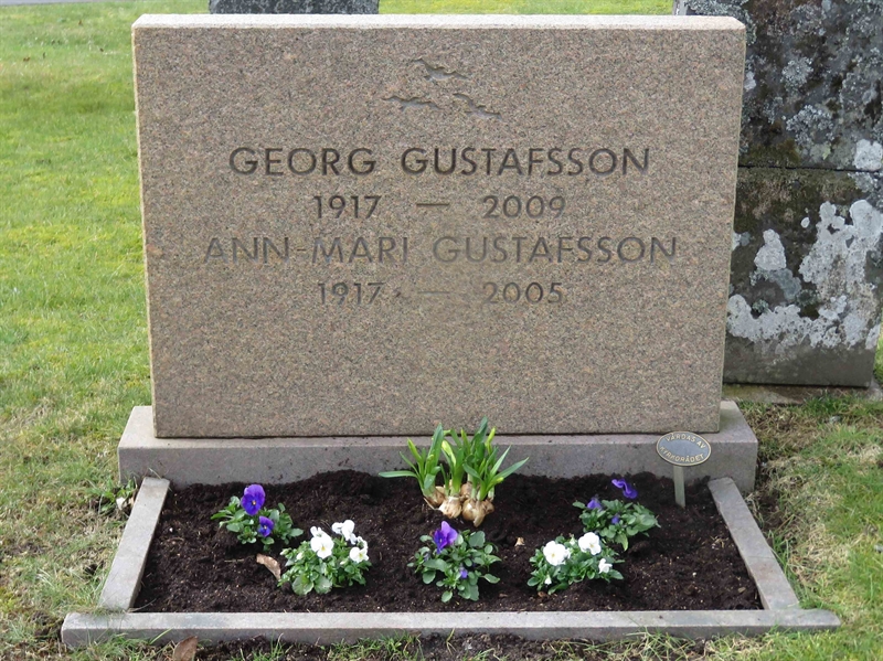 Grave number: 01 F    62, 63
