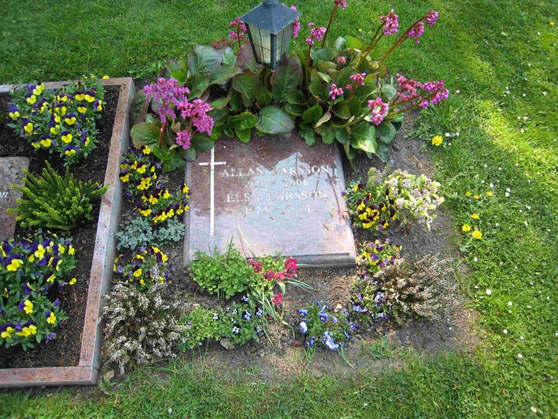Grave number: NK Urn XVIII    54