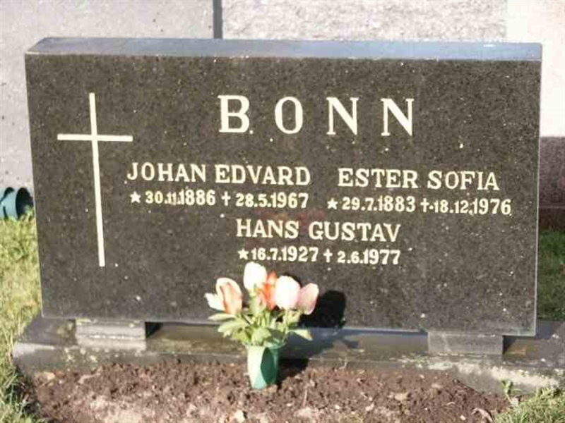 Grave number: 1 GA 04 387-389