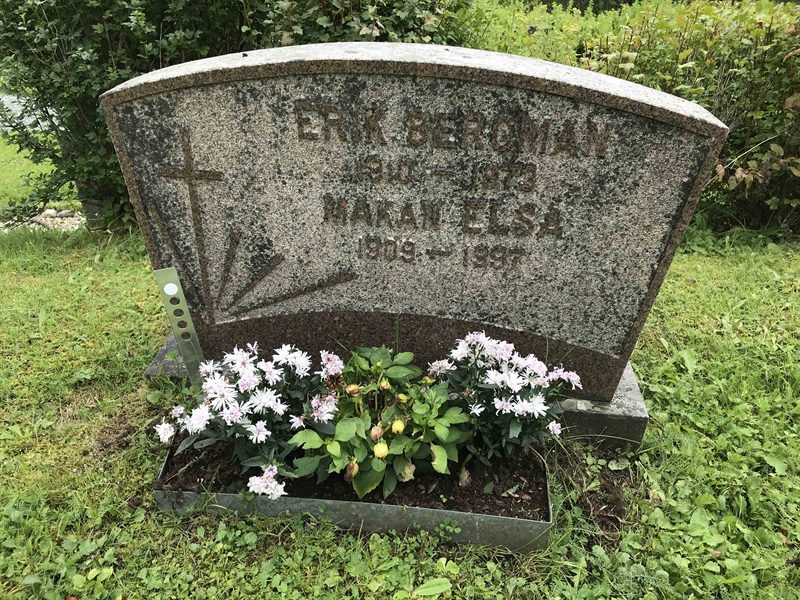 Grave number: UN E   136, 137