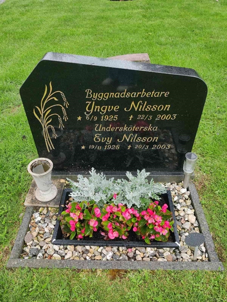 Grave number: VK K   323, 324