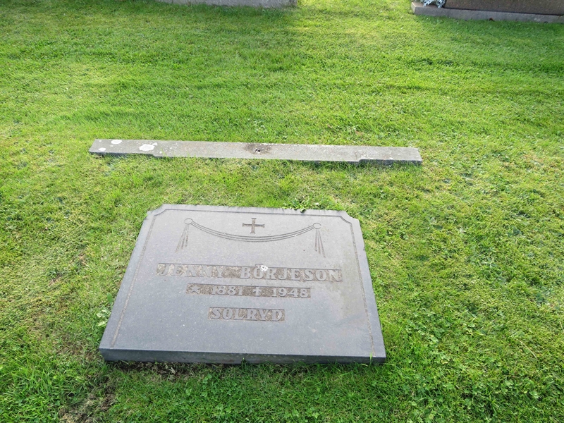 Grave number: 1 03   57