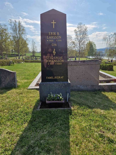 Grave number: 501 02 272-276