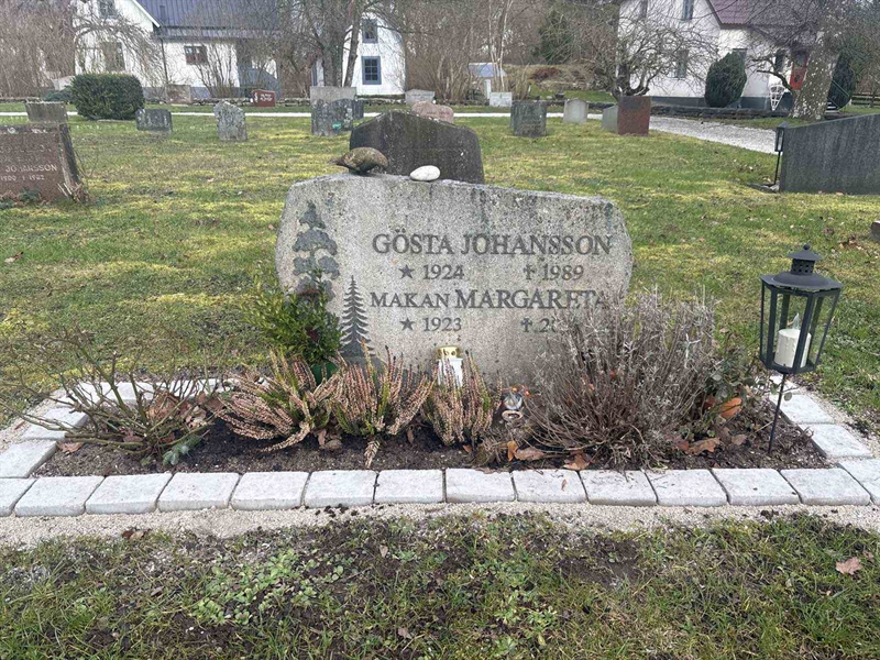 Grave number: E E 152, 153