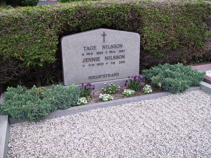 Grave number: LM 2 18  121