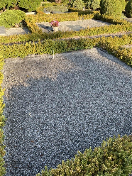 Grave number: NK X 142-143