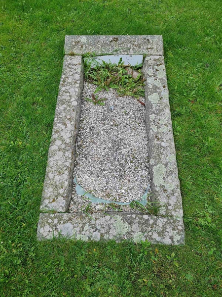 Grave number: KG 09   700