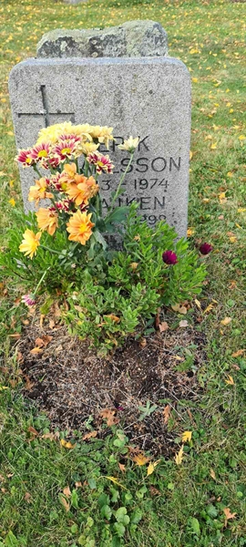 Grave number: M H   96