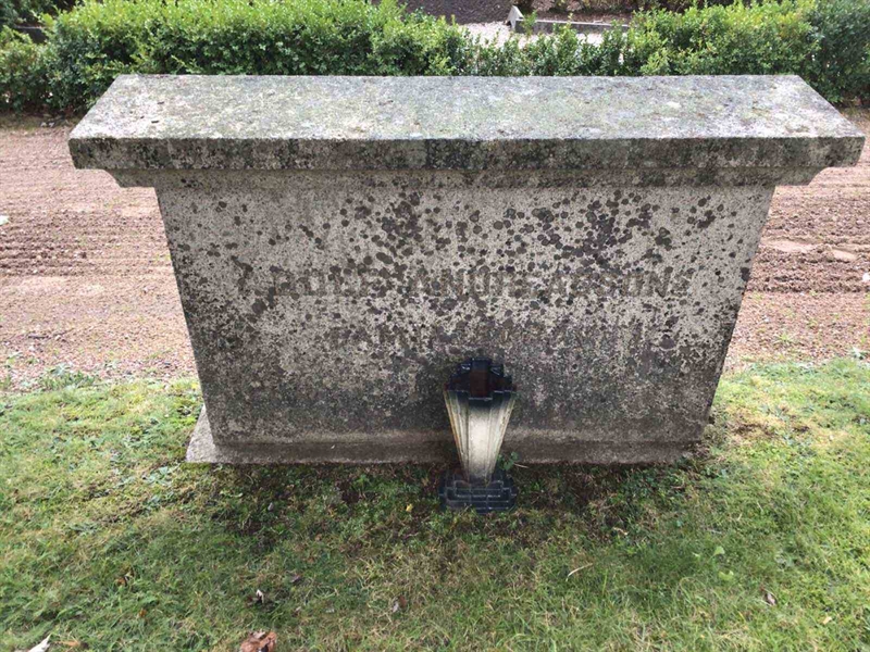 Grave number: 20 F   253-255