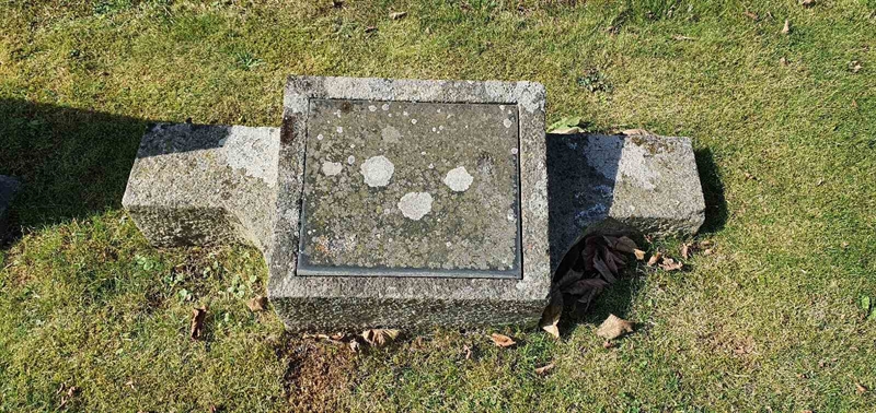 Grave number: SG 02   327