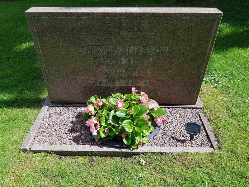 Grave number: 01  2033