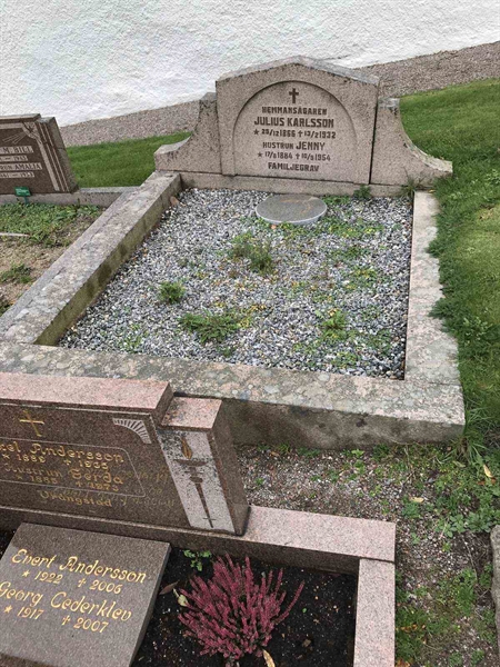 Grave number: B 01   235, 236