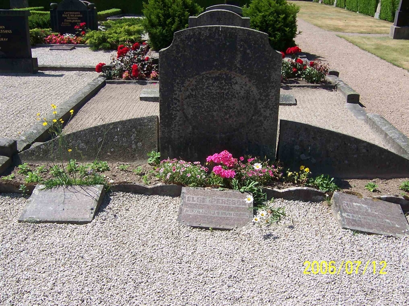 Grave number: 3 2 2    13