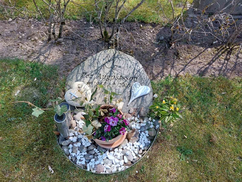 Grave number: HÖ 5   24, 25