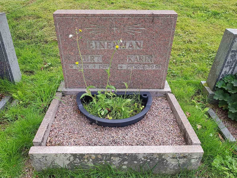 Grave number: 06 61096