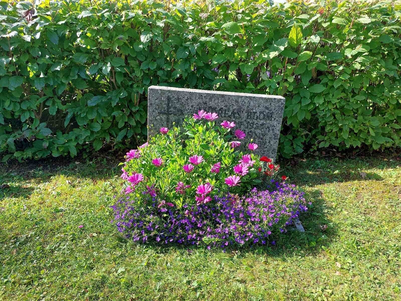 Grave number: K J    18, 19